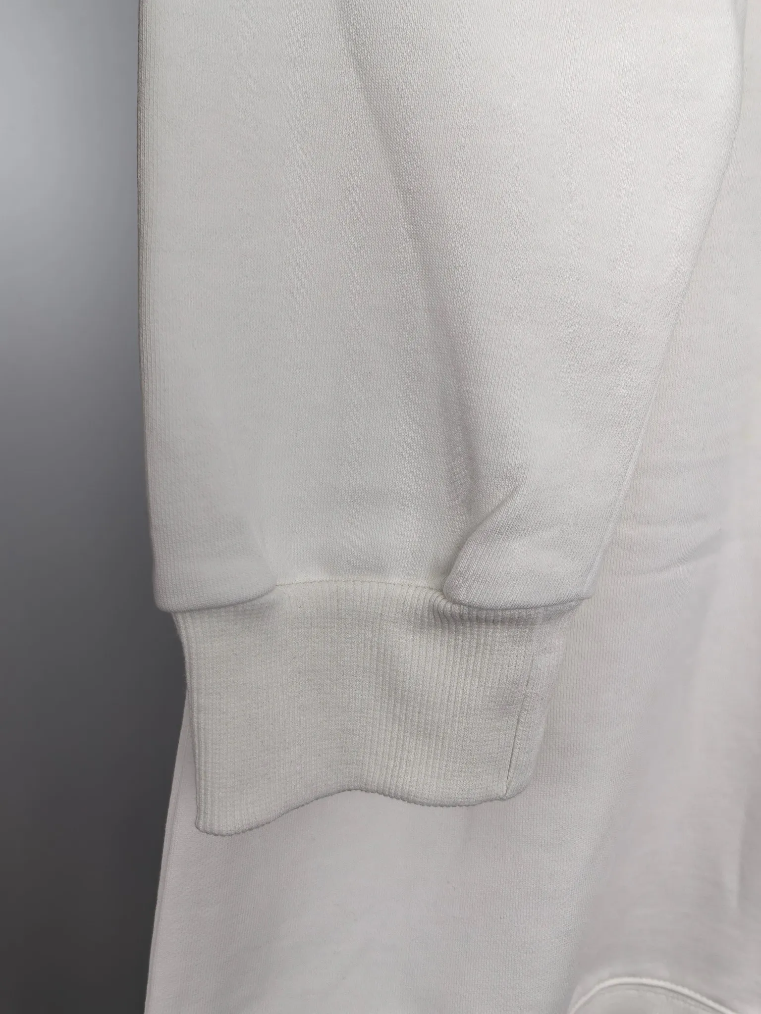P340 POLO Ralph Lauren 2025 Autumn and Winter New Design Sweatshirt Official website synchronized! This T-shirt combines minimalist design with exquisite details. The oversize trim is reminiscent of Tyrolean dress details, summoning modern new ideas, creating a different conceptual pattern, and injecting rich connotation into the traditional cotton T-shirt. The LOGO on the front graphic webbing is unique and makes the brand more distinguished. It highlights the style of a big brand, sets off the minimalist design style, and reveals the elegance at a glance! As a brand that pursues design and tailoring techniques, the materials used will never disappoint! The body of this shirt is made of Solona cotton blended 400g fabric, which is noble and exquisite. The cotton surface is full, soft and skin-friendly. In short, such a classic style is a must-have for autumn and winter! M-4XL
